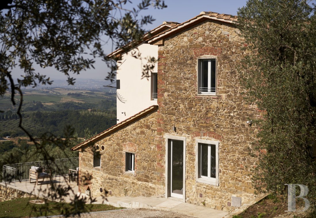 En Toscane, au nord de Vinci et non loin de Florence, une ancienne ferme du 19e siècle au milieu des oliviers - photo  n°5
